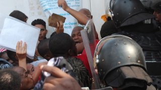 Fotografía de una protesta a las puertas del INM en Chiapas