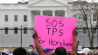 Fotografía de archivo de activistas de la Fundación 15 de Septiembre e inmigrantes hondureños se manifiestan frente a la Casa Blanca, en Washington, D.C (EE.UU). EFE/Lenin Nolly