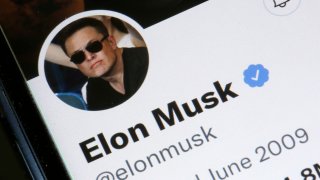 El multimillonario Elon Musk se quiere echar para atrás en el trato para comprar Twitter por $44,000 millones.