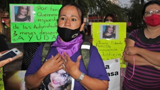 Fotografía de una mujer en una protesta