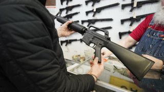 El derecho a las armas está protegido por la Segunda Enmienda de la Constitución.