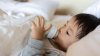 Puede ser peligroso: la FDA advierte sobre riesgos de darles fórmula casera a los bebés