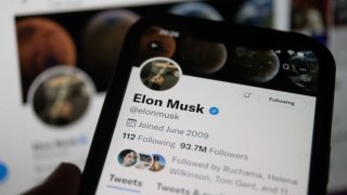 En esta ilustración fotográfica, un hombre mira la cuenta de Twitter de Elon Musk que se muestra en la pantalla de un teléfono inteligente el 8 de mayo de 2021 en Bristol, Inglaterra.