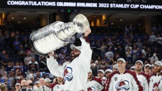 Nazem Kadri #91 de Colorado Avalanche levanta la Copa Stanley después de derrotar a Tampa Bay Lightning 2-1 en el sexto juego de la final de la Copa Stanley de la NHL 2022 en Amalie Arena el 26 de junio de 2022 en Tampa, Florida.