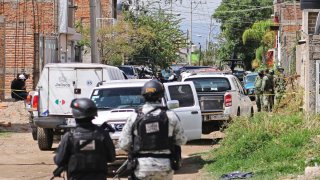 Guardias y vehículos policiales en Jalisco