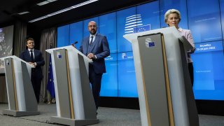 Emmanuel Macron, presidente de Francia, de izquierda a derecha, Charles Michel, presidente del Consejo Europeo, y Ursula von der Leyen, presidenta de la Comisión Europea, en una conferencia de prensa el primer día de la cumbre de líderes de la Unión Europea (UE) en el Consejo Europeo. sede en Bruselas, Bélgica, el jueves 23 de junio de 2022.