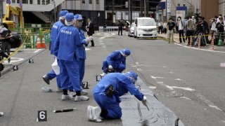 Personal policial trabaja en el lugar donde fue asesinado el exprimer ministro Shinzo Abe, en Nara, Japón, el viernes.