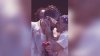 Captado en video: el momento en que Bad Bunny se besa con su bailarín durante los VMA’s
