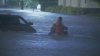 Reportero rescata a mujer atrapada en las inundaciones por el huracán Ian