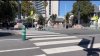 Nueva ley permitiría que peatones crucen las calles por lugares sin señalización en California