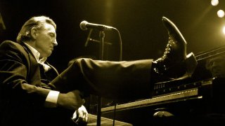 Jerry Lee Lewis tocaba el piano hasta con los pies, como en este concierto en Londres en 1995.