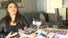 Joven latina usa su creatividad para realizar maquillaje artístico