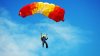 Abuelo paracaidista muere tras realizar aterrizaje forzoso antes de un partido escolar