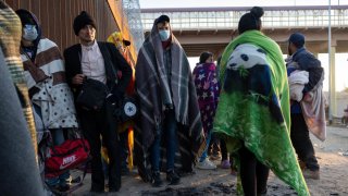 Migrantes aguardan en la frontera con EEUU la resolución sobre el futuro del Título 42 para poder ingresar y solicitar asilo, cerca de El Paso.