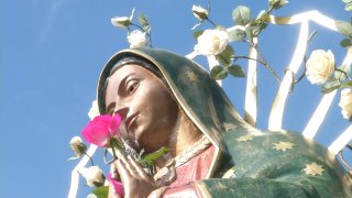 Cientos de personas se reunieron en la Iglesia de Guadalupe en San José para celebrar a la virgen en la víspera del Día de la Guadalupana. Sandra Cervantes reporta.