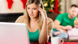 Aquí están algunos consejos para salir de tus deudas navideñas.