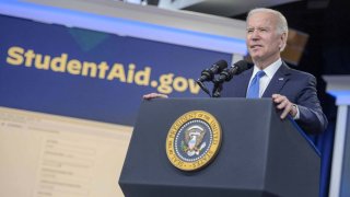 El presidente de EEUU, Joe Biden, habla en el edificio de la Oficina Ejecutiva de Eisenhower en Washington, DC, el lunes 17 de octubre de 2022.