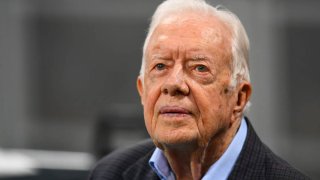 El ex presidente Jimmy Carter antes del juego entre los Atlanta Falcons y los Cincinnati Bengals en el estadio Mercedes-Benz el 30 de septiembre de 2018 en Atlanta, Georgia.