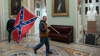 Kevin Seefried fue fotografiado dentro del Capitolio de EEUU el 6 de enero de 2021.