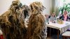 Las mujeres que confeccionan trajes camuflados para los francotiradores ucranianos