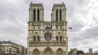 Notre Dame de Paris todavía en construcción, tras incendio.