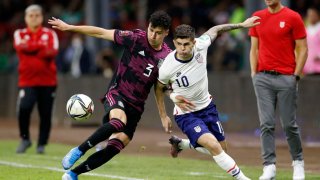 MEXICO CITY – MARCH 24: Mexico defender Jorge Sanchez (3) and United States forward Christian Pulisic (10) in the second half at Estadio Azteca on Thursday, March 24, 2022 in Mexico City. U.S. Mens National Teams FIFA World Cup Qualifying soccer match against Mexico. Qualifier to the FIFA World Cup Qatar 2022. (Gary Coronado / Los Angeles Times via Getty Images)