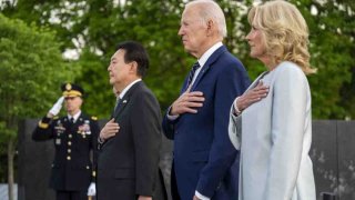 La primera dama de EEUU, Jill Biden, desde la derecha, el presidente de EEUU, Joe Biden y Yoon Suk Yeol, presidente de Corea del Sur.