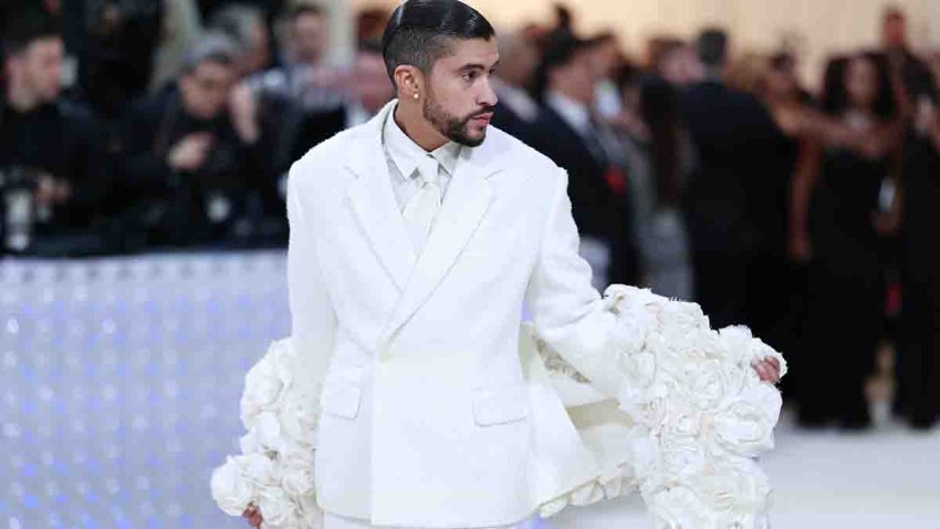 El artista puertorriqueño Bad Bunny llega a la alfombra para la Met Gala 2023, el evento benéfico anual del Instituto de Vestuario del Museo Metropolitano de Arte, en Nueva York. EFE/EPA/JUSTIN LANE