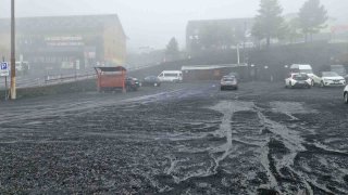 El volcán Etna registra una nueva erupción y paraliza el aeropuerto de Catania.