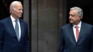 El presidente de Estados Unidos, Joe Biden (izquierda), y el presidente de México, Andrés Manuel López Obrador, participan en una ceremonia oficial de bienvenida en el Palacio Nacional de la Ciudad de México el 9 de enero de 2023.