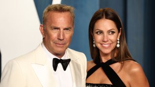 Kevin Costner y Christine Baumgartner asisten a la fiesta de los Oscar de la Feria de Vanity de 2022 organizada por Radhika Jones en el Centro de Artes Interpretativas Wallis Annenberg el 27 de marzo de 2022 en Beverly Hills, California.