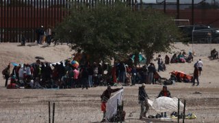 La Guardia Nacional de Texas intensifica sus trabajos para proteger la frontera ante la posibilidad de un ingreso masivo de inmigrantes indocumentados por la terminación del Título 42 prevista para el 11 de mayo en Ciudad Juárez, México.