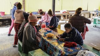 Migrantes permanecen en un albergue el 5 de mayo de 2023, en Tijuana, México.