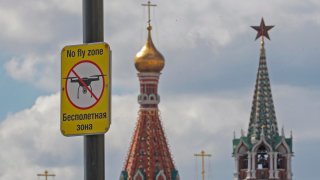 Imagen de archivo de un cartel de "Zona libre de drones" en la plaza Roja de Moscú.