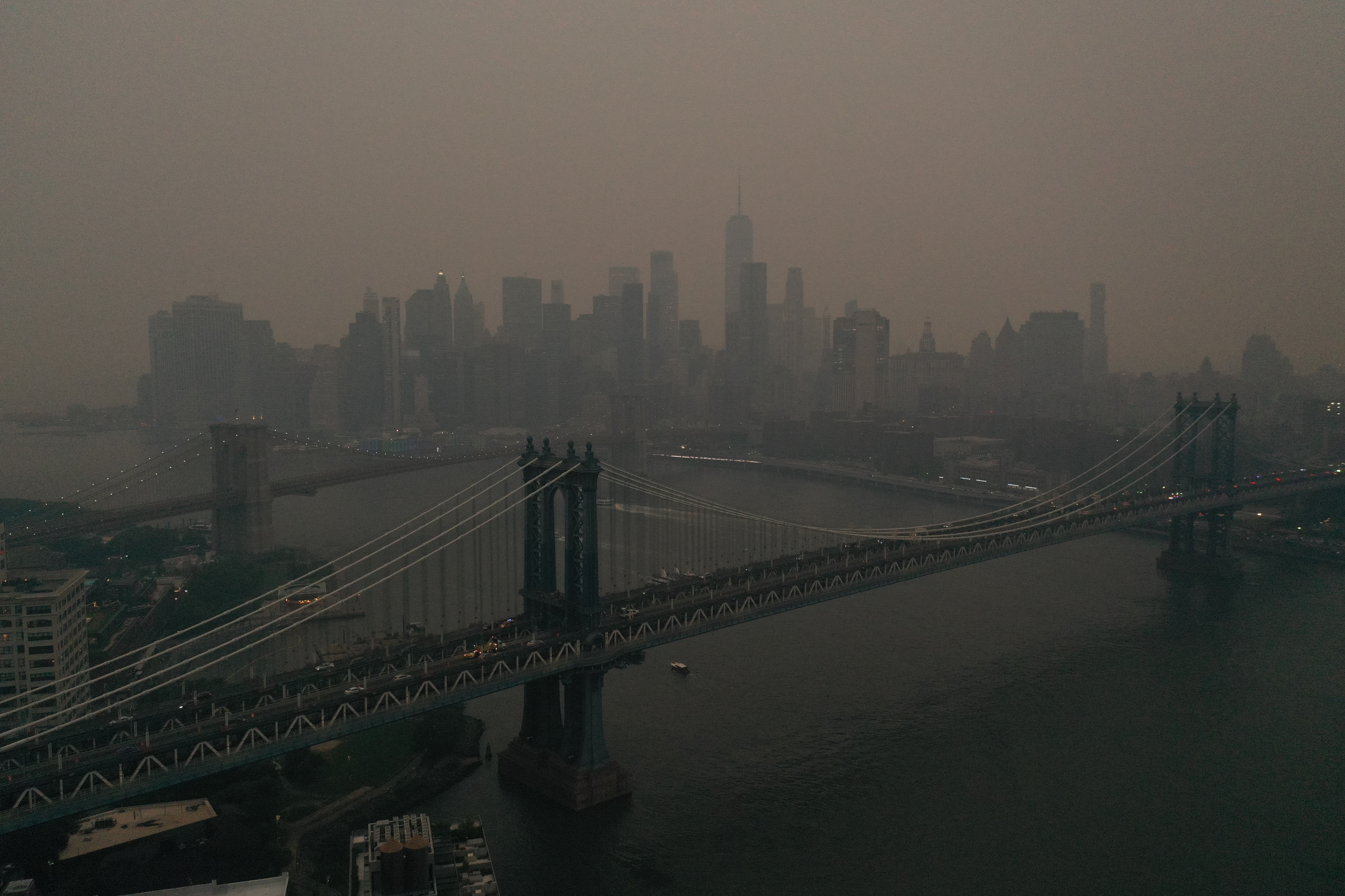 NUEVA YORK, EE. UU. – 6 DE JUNIO: El horizonte del centro de Manhattan se encuentra envuelto en una neblina rojiza como resultado de los incendios forestales canadienses el 6 de junio de 2023 en la Ciudad de Nueva York. Más de 100 incendios forestales están ardiendo en la provincia canadiense de Nueva Escocia y Quebec, lo que genera alertas de salud sobre la calidad del aire para las Adirondacks, el este del lago Ontario, el centro de Nueva York y el oeste de Nueva York. (Foto de Lokman Vural Elibol/Agencia Anadolu a través de Getty Images)