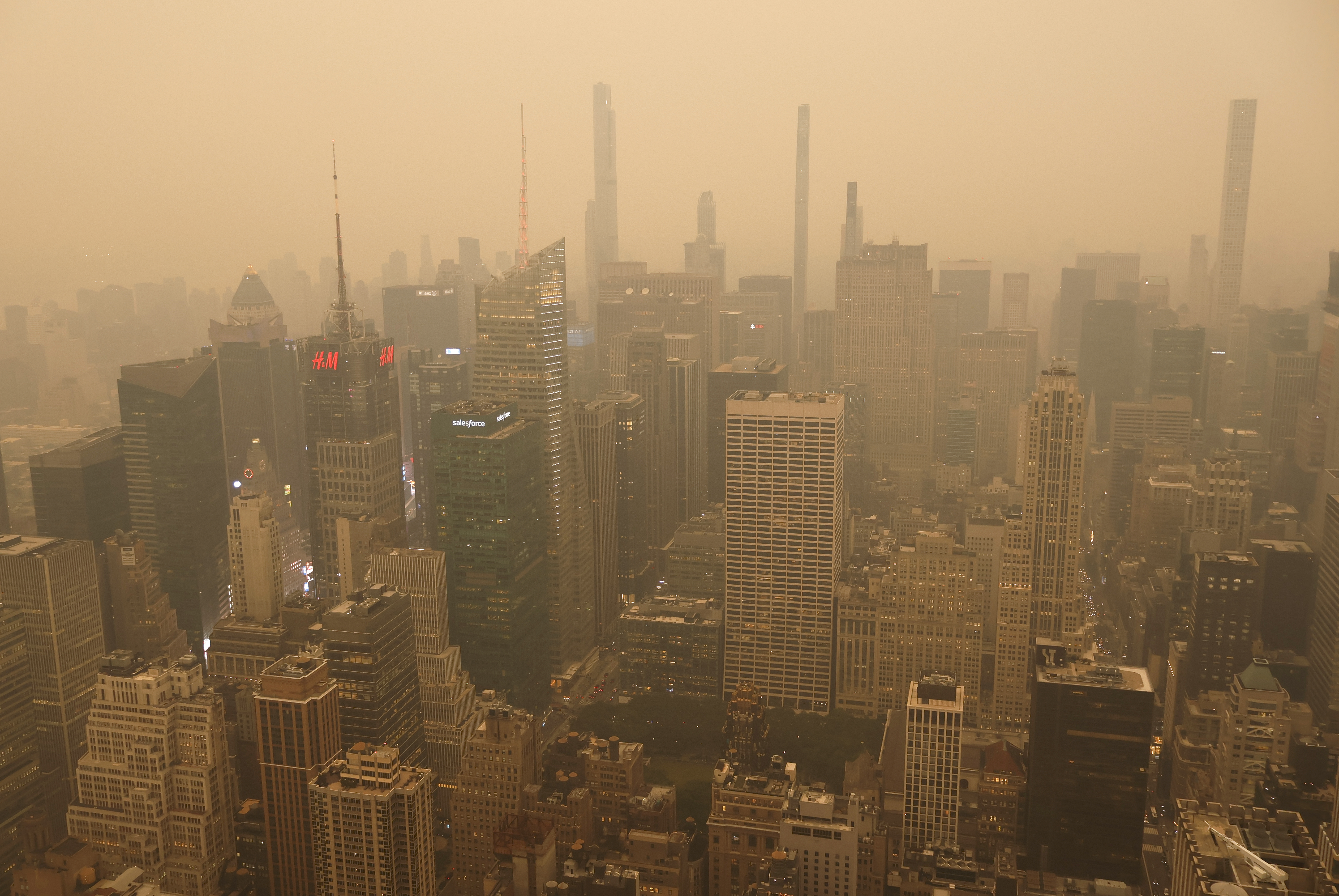 NUEVA YORK, NY – 6 DE JUNIO: El humo denso envuelve los edificios alrededor de Times Square en una vista que mira hacia el norte desde el edificio del Empire State Building mientras se pone el sol el 6 de junio de 2023, en la Ciudad de Nueva York. (Foto de Gary Hershorn/Getty Images)