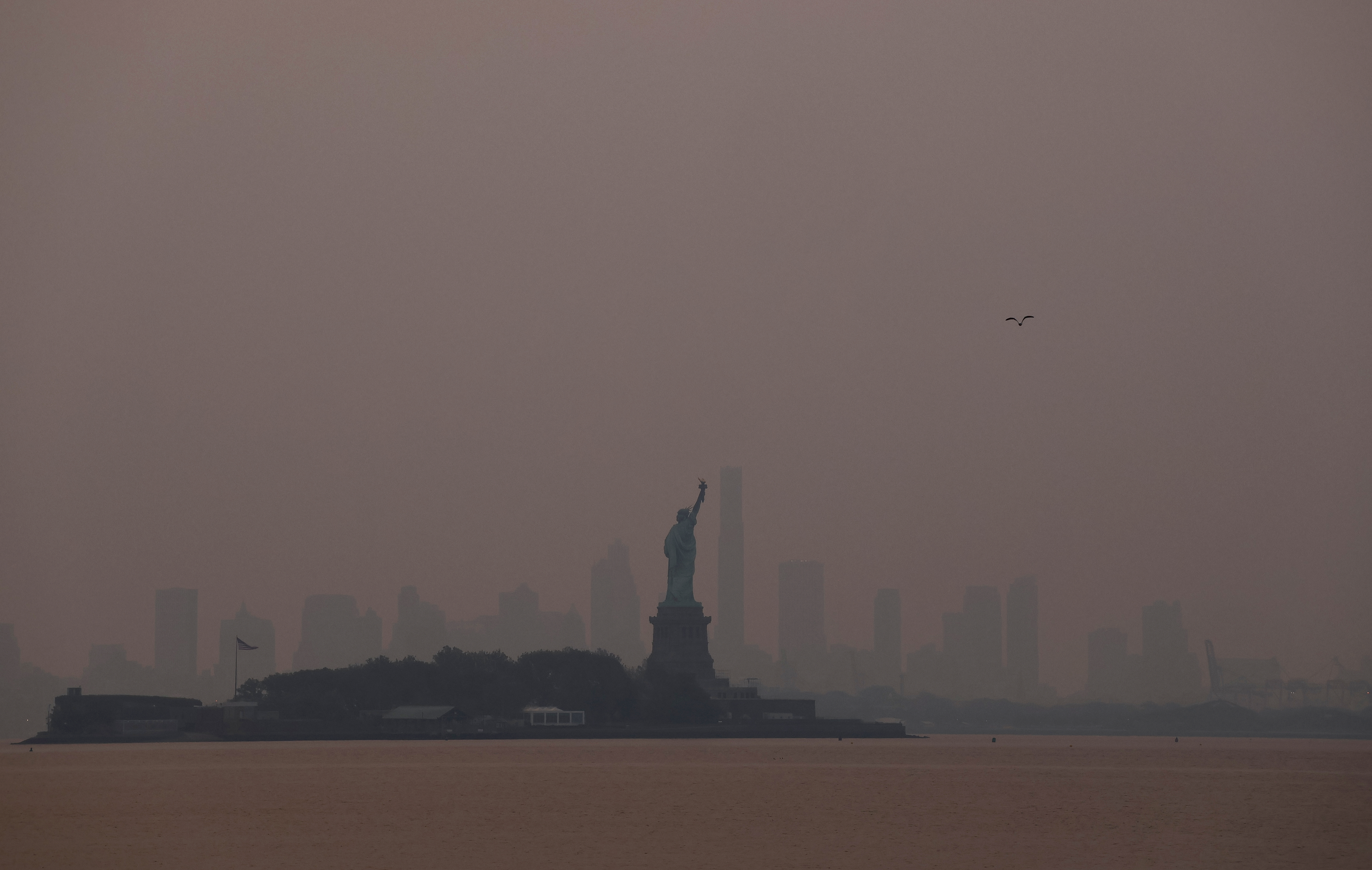 Nueva York en sepia: las impactantes imágenes de la ciudad cubierta de humo