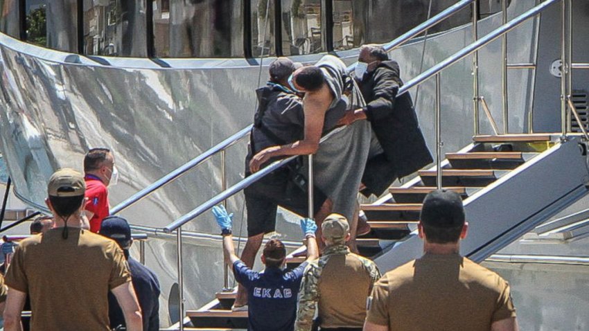 TOPSHOT – People carry away a survivor, after a boat carrying dozens of migrants sank in international waters in the Ionian Sea, at the port in Kalamata town, on June 14, 2023. At least 59 people died while some 100 people were rescued after the boat capsized. (Photo by EUROKINISSI / Eurokinissi / AFP) / Greece OUT (Photo by EUROKINISSI/Eurokinissi/AFP via Getty Images)