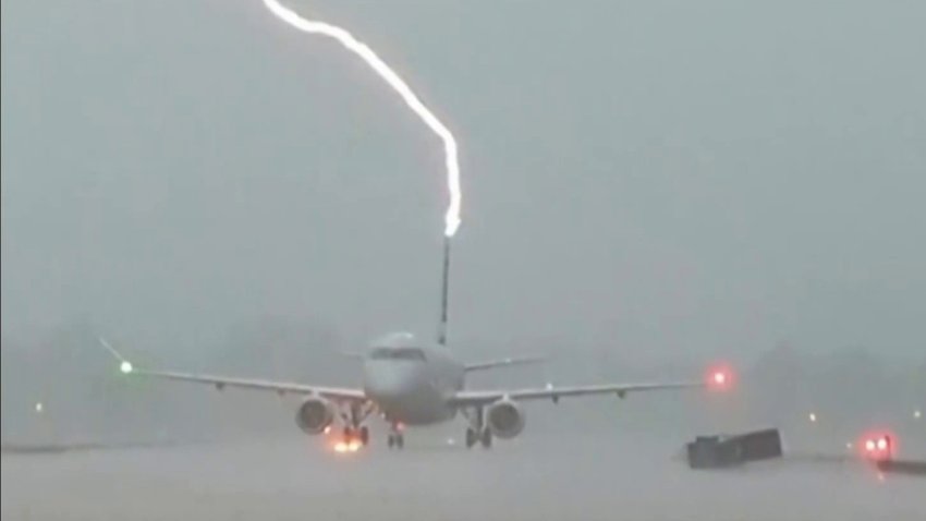 Avión impactado por un rayo en Little Rock, Arkansas