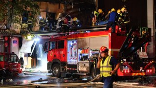 bomberos tratan de apagar las llamas en un restaurante de Yinchuan, China.