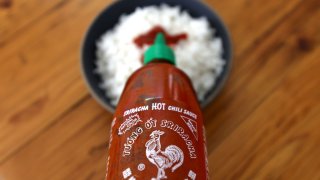 En esta ilustración fotográfica, se muestra una botella de salsa Sriracha de Huy Fong Foods el 10 de junio de 2022 en San Anselmo, California.