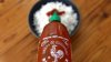 Precios picantes: la salsa Sriracha se vende por hasta $150  por una botella ante la escasez