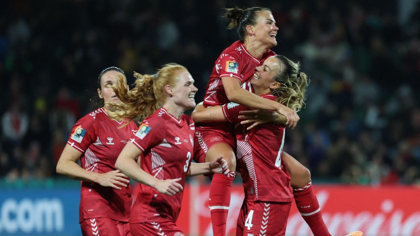 Las jugadoras de Dinamarca celebran su victoria 1-0 sobre China, con un gol a los 90 minutos.