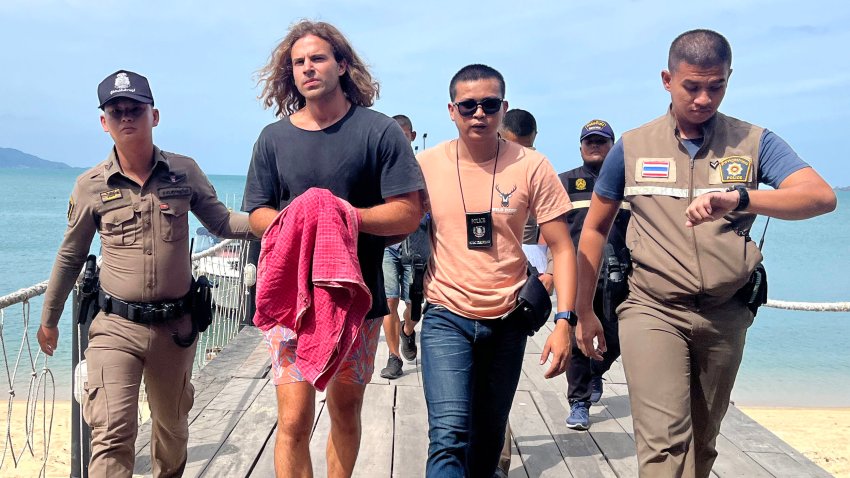 El chef español Daniel Jerónimo Sancho, hijo del actor Rodolfo Sancho, es escoltado por la policía tailandesa en el puerto de la isla Koh Samui, en Tailandia, de camino a los juzgados. El joven de 29 años ha sido acusado de asesinar al cirujano colombiano Edwin Arrieta Arteaga y de desmembrar su cuerpo para luego depositar las partes en el vertedero y en el mar, según datos policiales. EFE/Somkeat Ruksaman