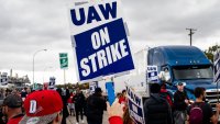 Sindicato se alista para ampliar huelga de trabajadores automotrices en EEUU