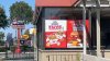 Trabajadores de restaurantes de comida rápida esperan aumento salarial en California