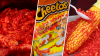 De aperitivos a canciones: cómo los Flamin’ Hot Cheetos se convirtió en un icono cultural para latinos de EEUU