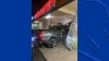Ladrones estrellan camioneta contra panadería y roban dinero en efectivo
