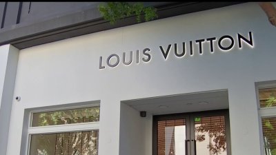 Más de una docena de personas intenta robar tienda Louis Vuitton