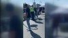 Trabajador de la ciudad de San Francisco tumba carrito de vendedor ambulante hispano